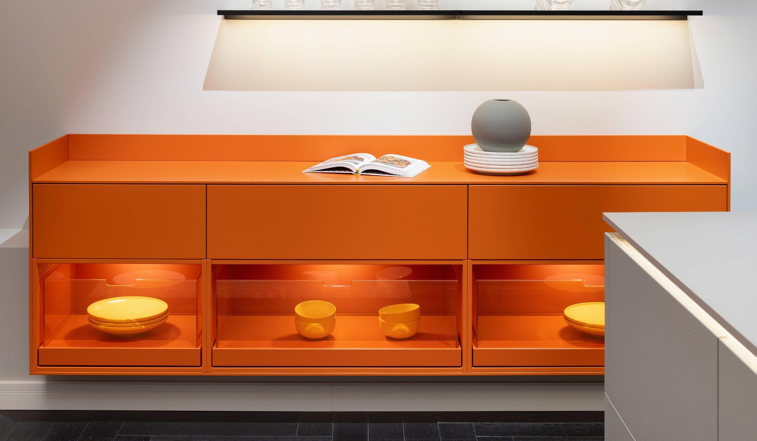 HÄCKER Systemat Betonküche mit Statement-Sideboard in orange - Detailansicht