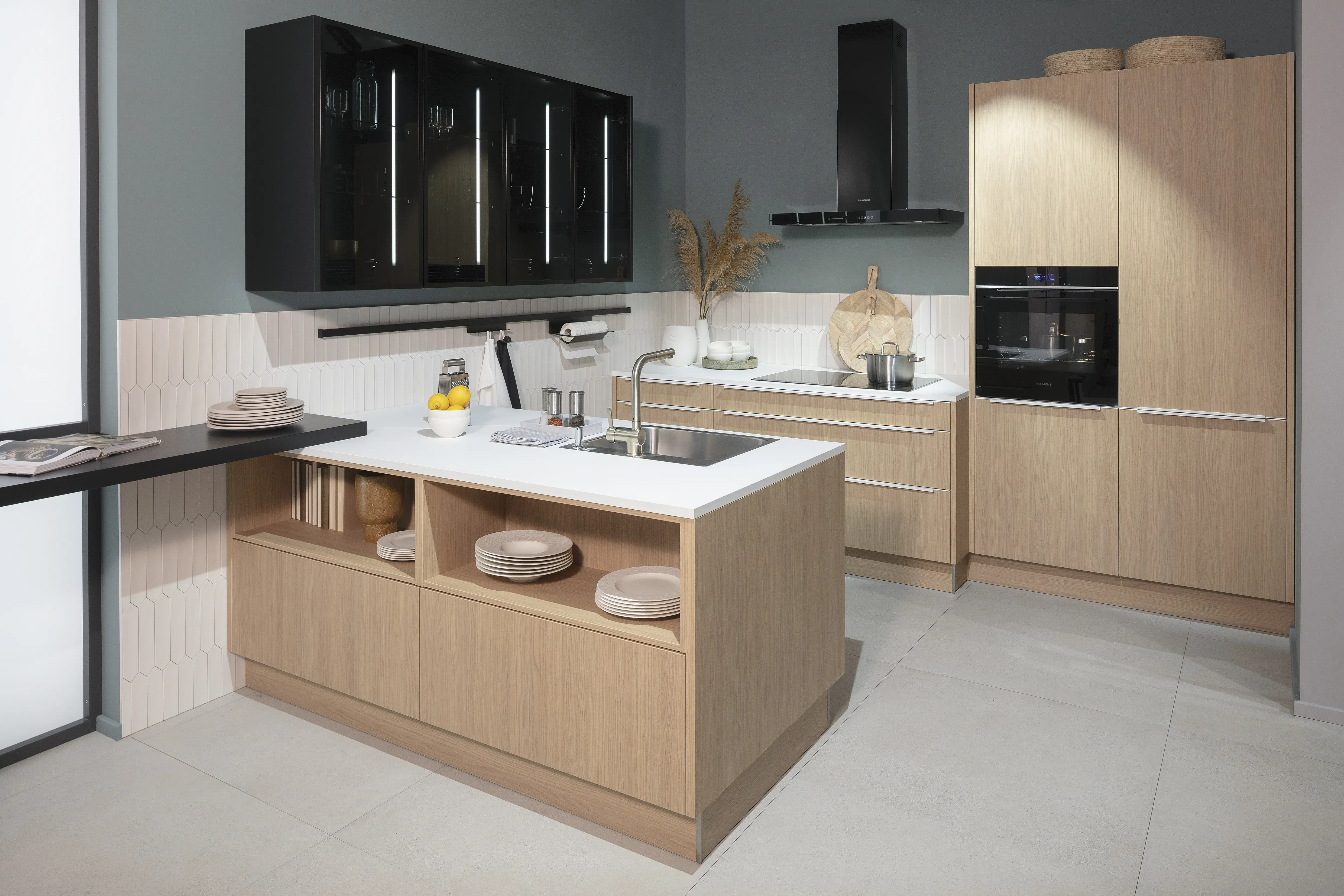 Häcker-Küche in Montreal Eiche-Natur-Repro komplett in schräger Ansicht. 