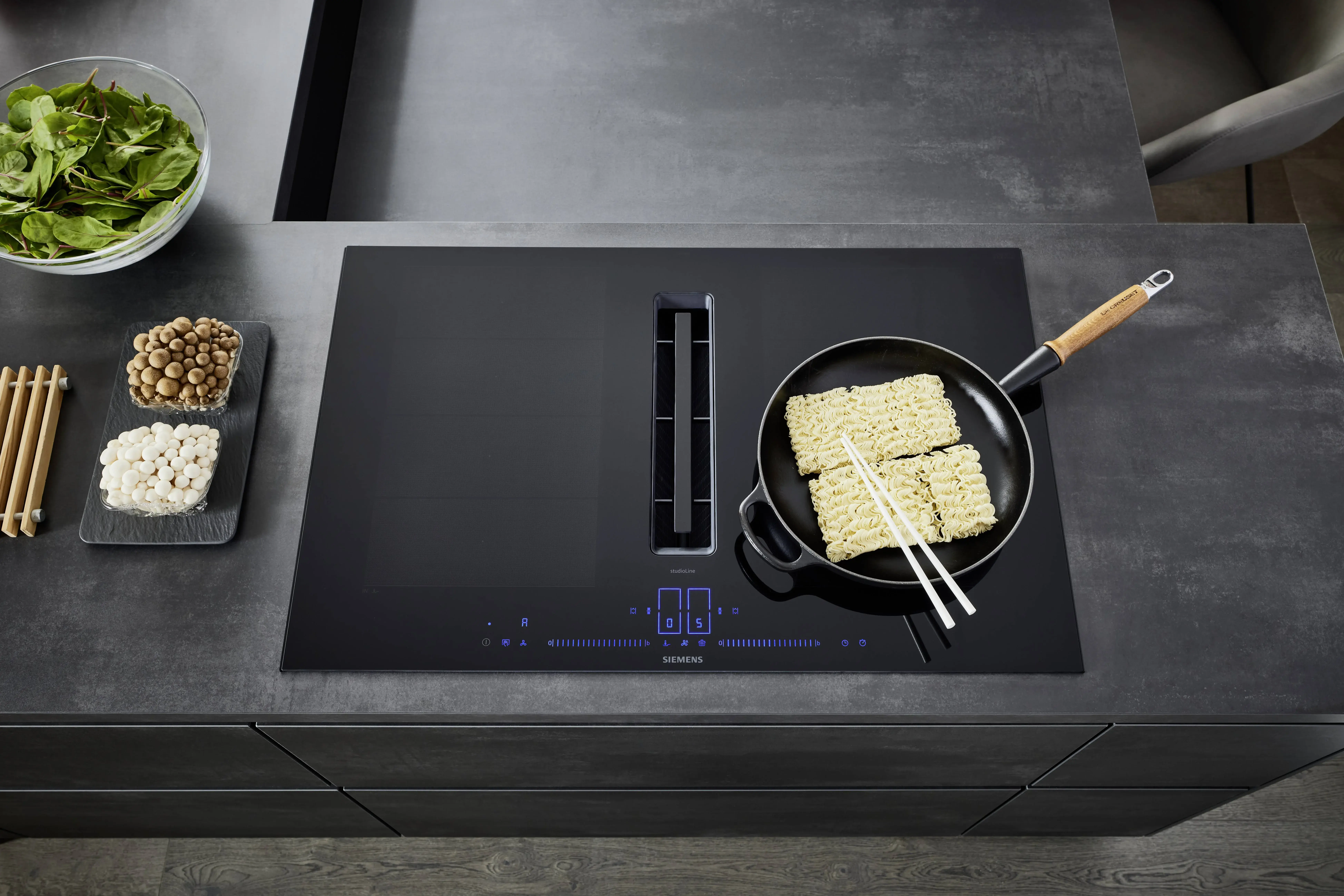 NOBILIA Japandi mit Siemens Geräten - Fokus auf Kochfeld