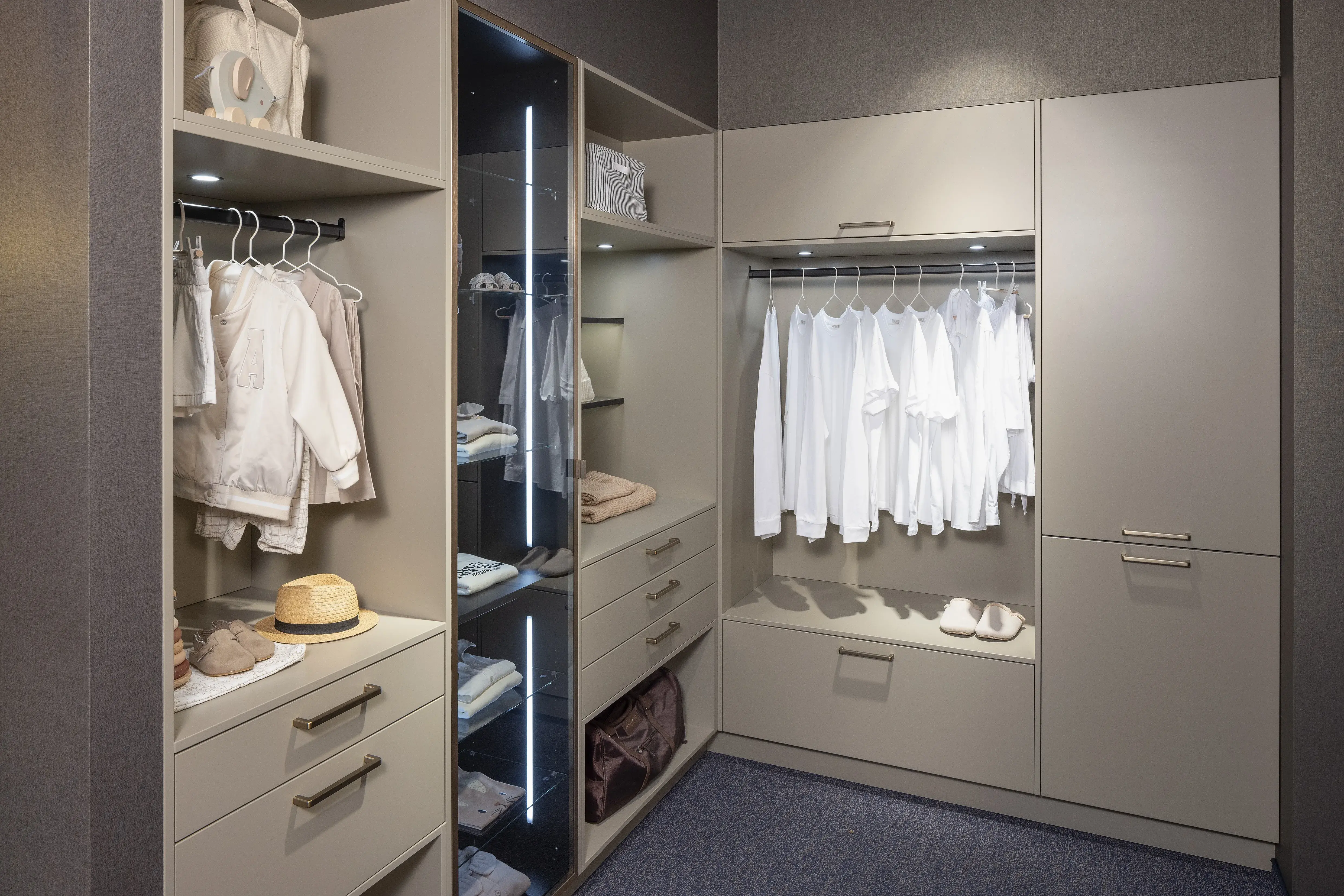 Front: Porto Selection Mattlack Umbra-natur Korpus: 4077 Kristallweiß Griff: 526 Metall Bronzefarben  Features: Ankleidezimmer,