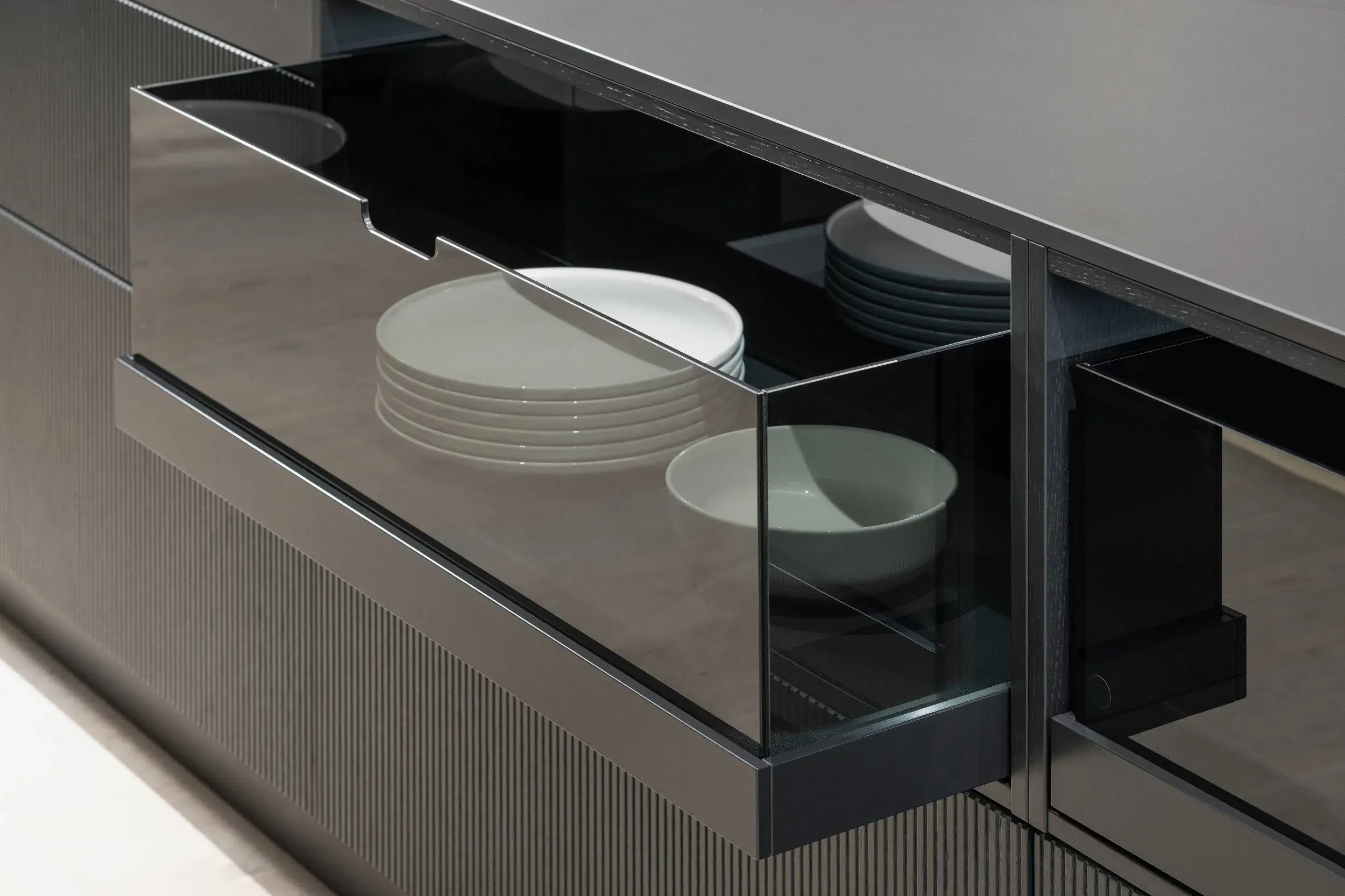 HÄCKER SystematART Eiche schwarz Echtholz mit Gold, Bronze Akzenten - Detailansicht Rauch-Plexiglas Schubladen