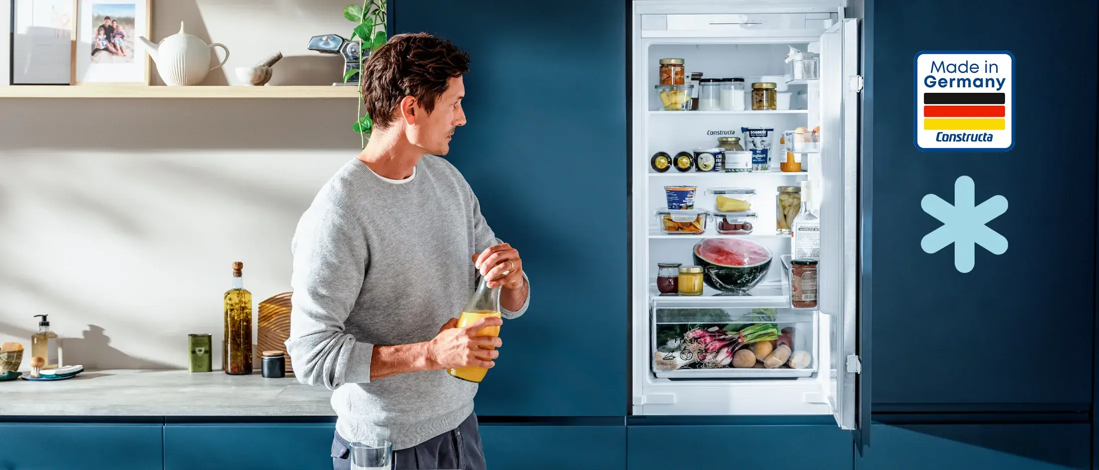Constructa Kühlschrank_Fridge_Freezer_offen Mann